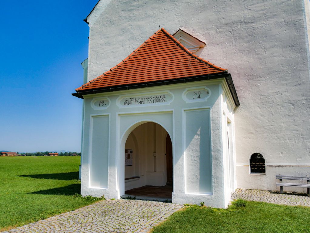 Willkommen - Jährlich am 13. Oktober findet in St. Coloman ein Festgottesdienst statt. Im Sommer kannst Du täglich zwischen 14:30 und 16:30 Uhr den Innenraum besichtigen. - © alpintreff.de - Christian Schön